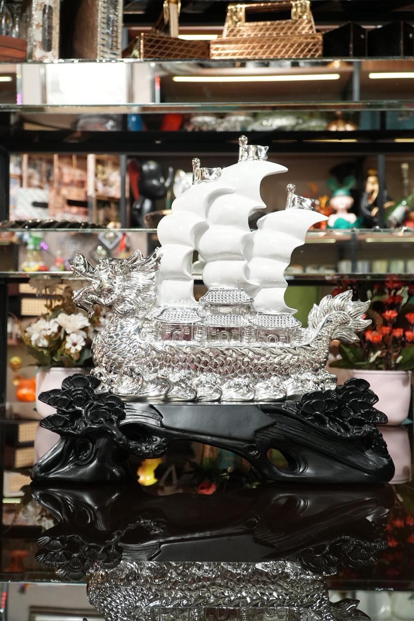 The Majestic Silver Dragon