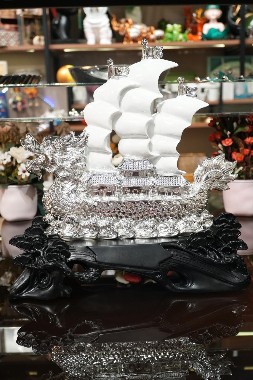 The Majestic Silver Dragon