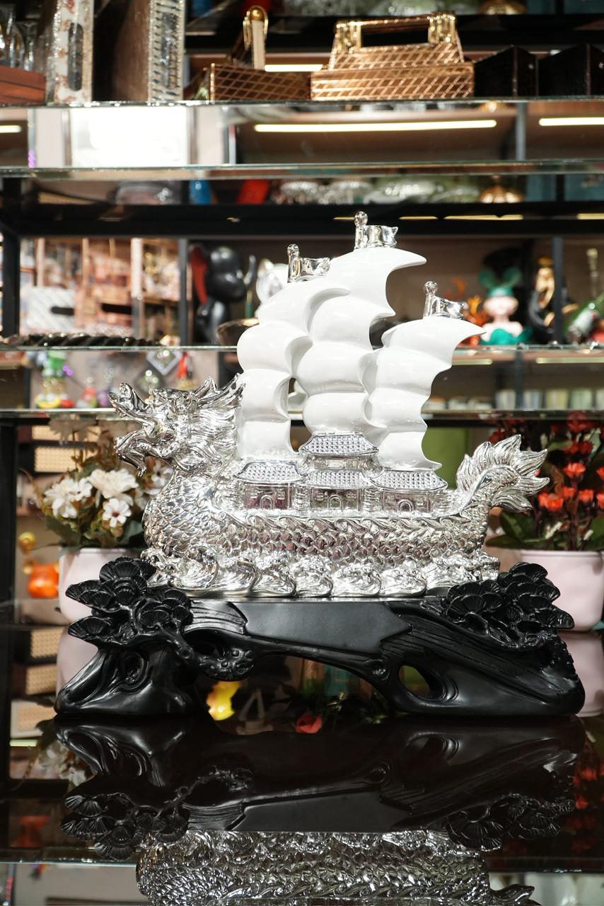The Majestic Silver Dragon