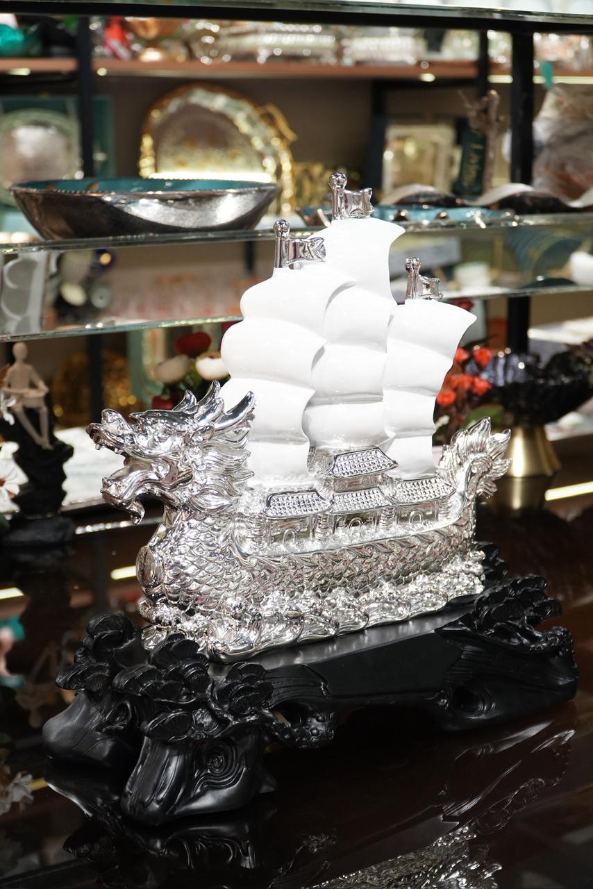The Majestic Silver Dragon
